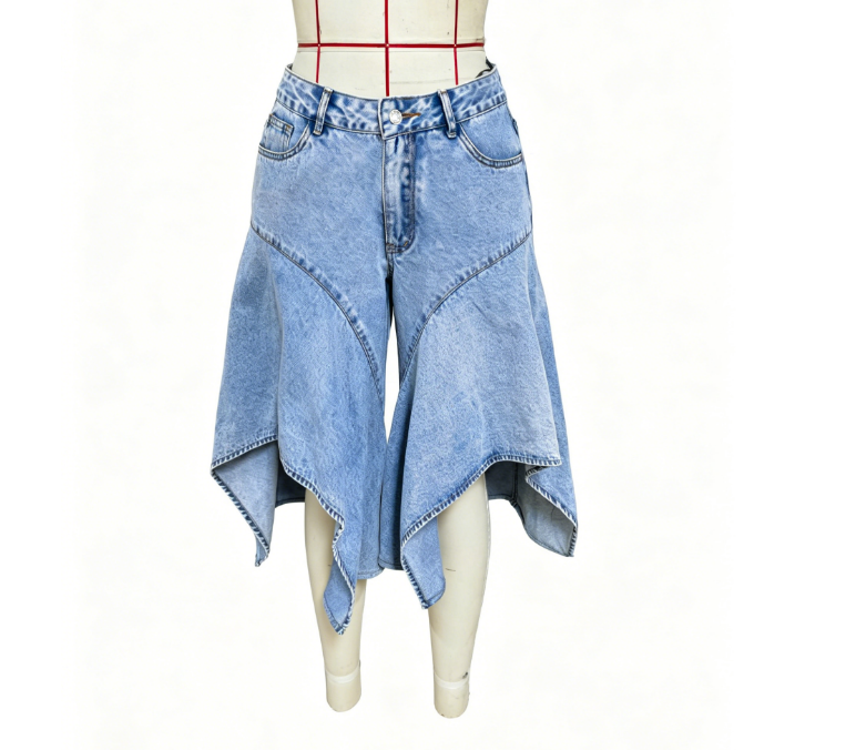 Loose and irregular jeans