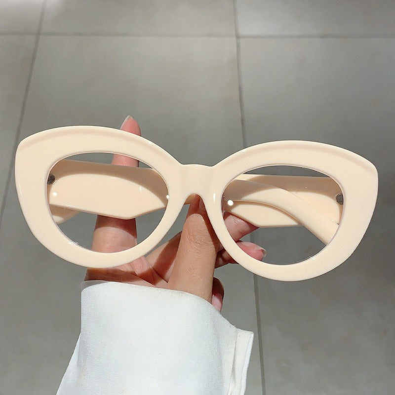 Cat eye shaped anti blue light eyeglass frame for street photography, appearing slim, simple, and versatile flat light mirror