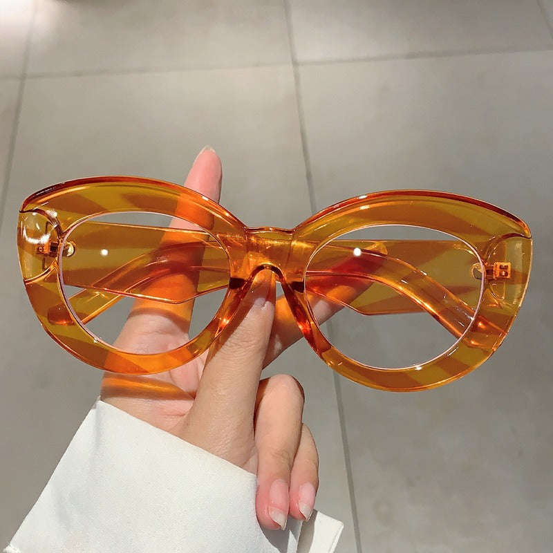 Cat eye shaped anti blue light eyeglass frame for street photography, appearing slim, simple, and versatile flat light mirror