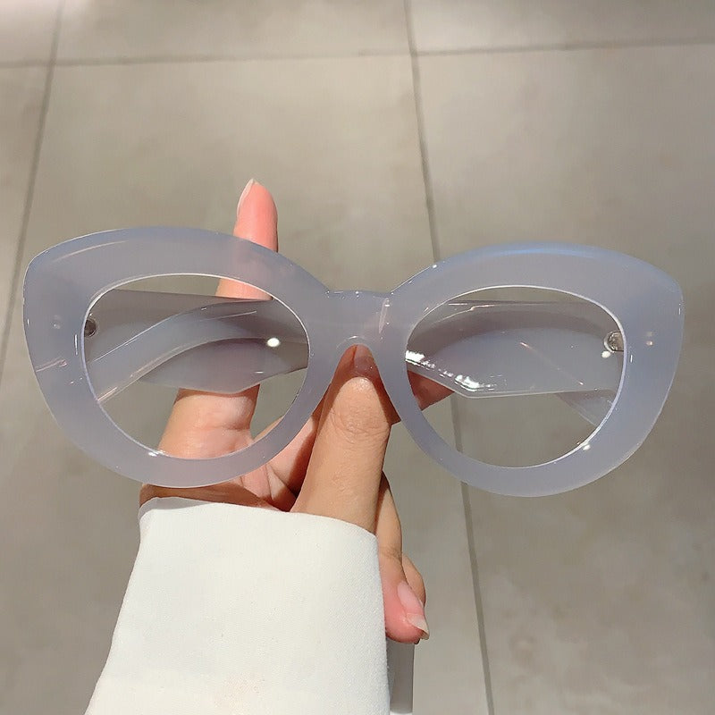 Cat eye shaped anti blue light eyeglass frame for street photography, appearing slim, simple, and versatile flat light mirror